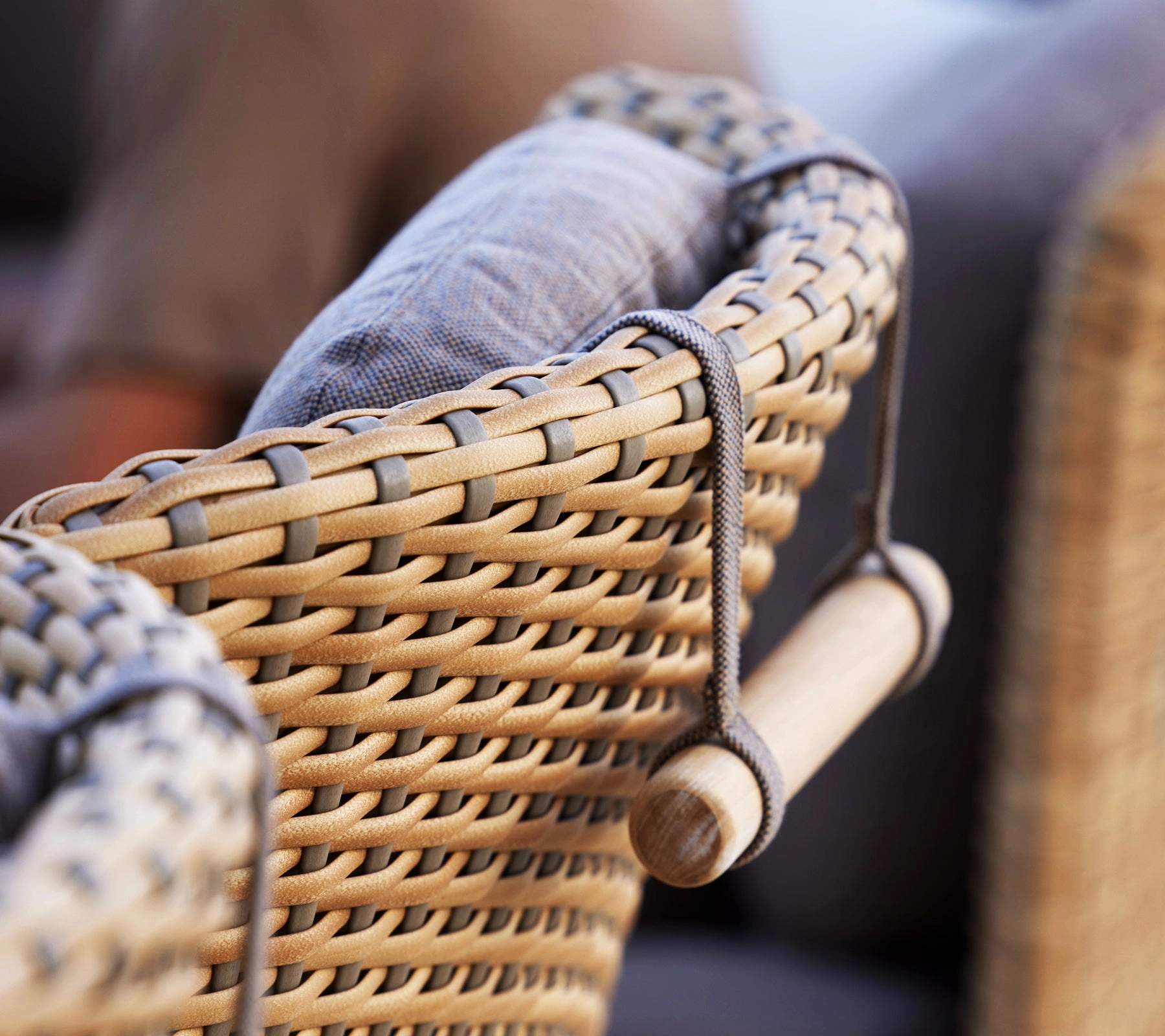 Arch neck cushion