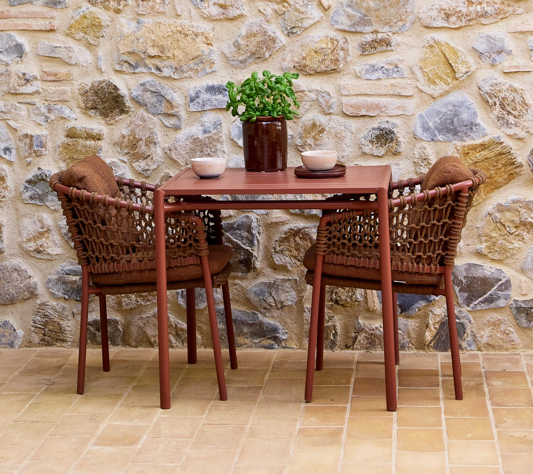 Bliss dining table