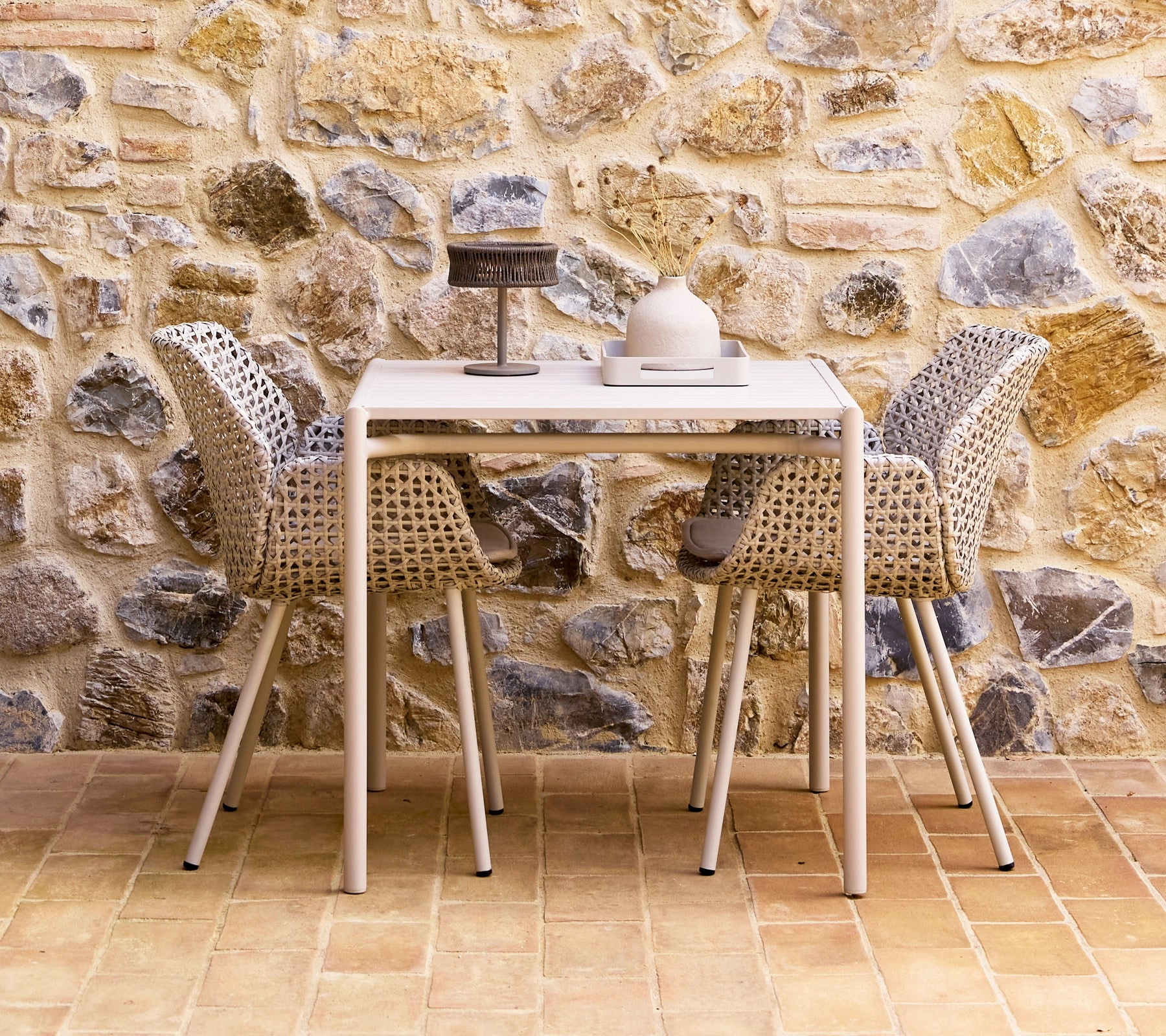Bliss dining table