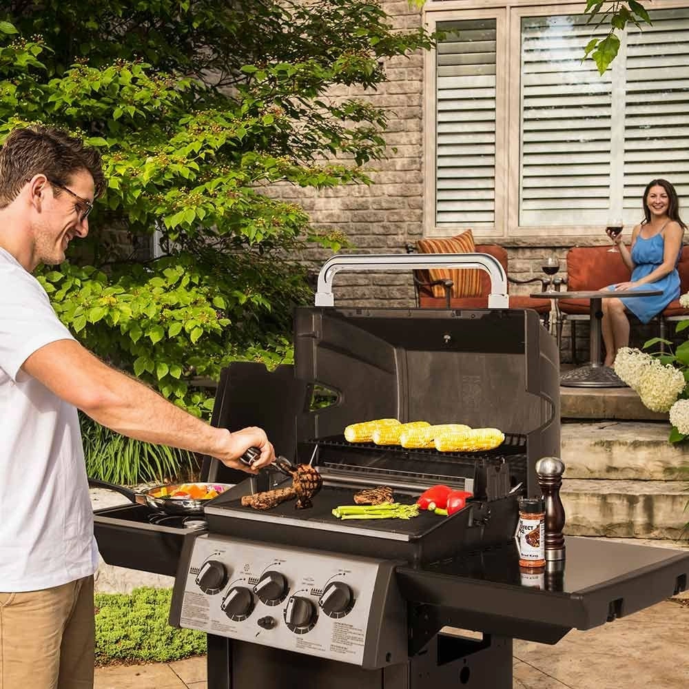 Broil King Monarch 390 Gas Grill with 3 stainless Steel Dual-Tube Burners