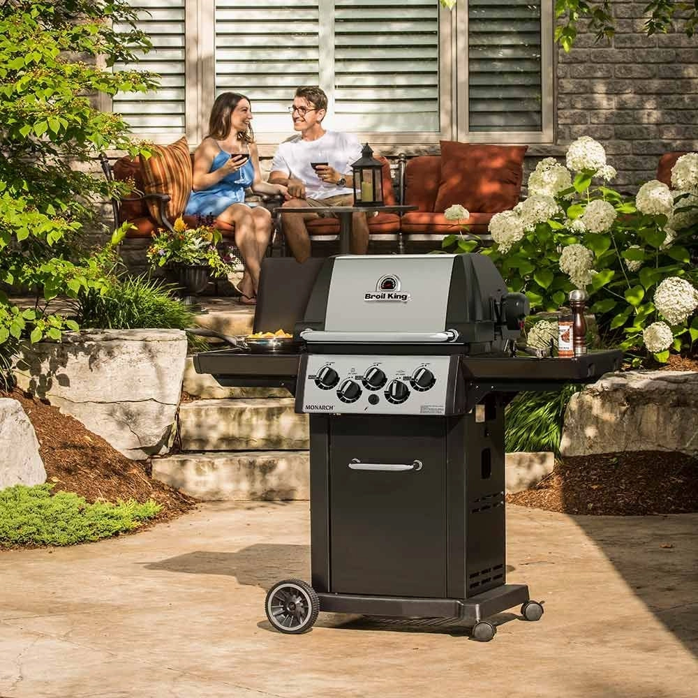 Broil King Monarch 390 Gas Grill with 3 stainless Steel Dual-Tube Burners
