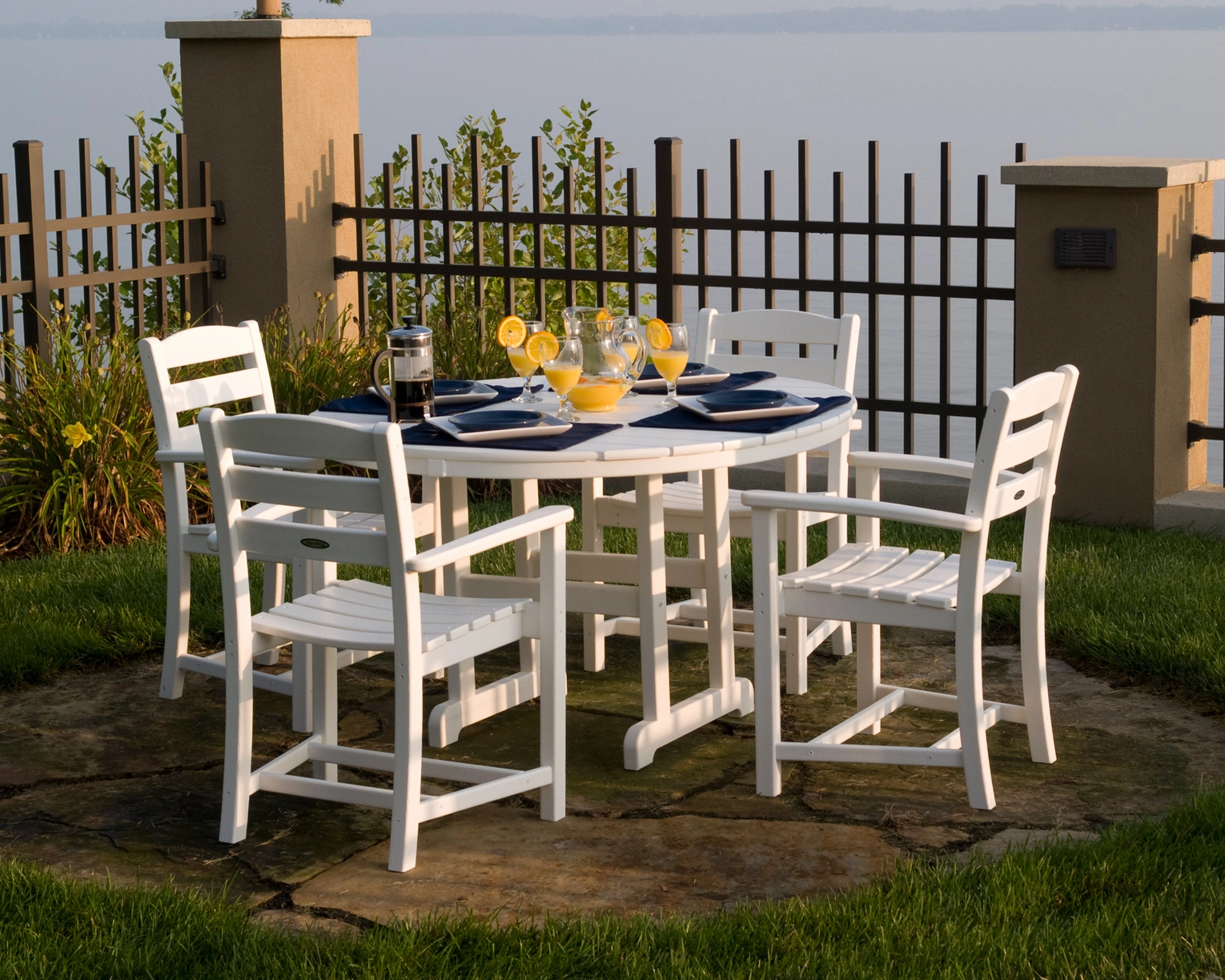 La Casa Caf 5-Piece Round Farmhouse Dining Set