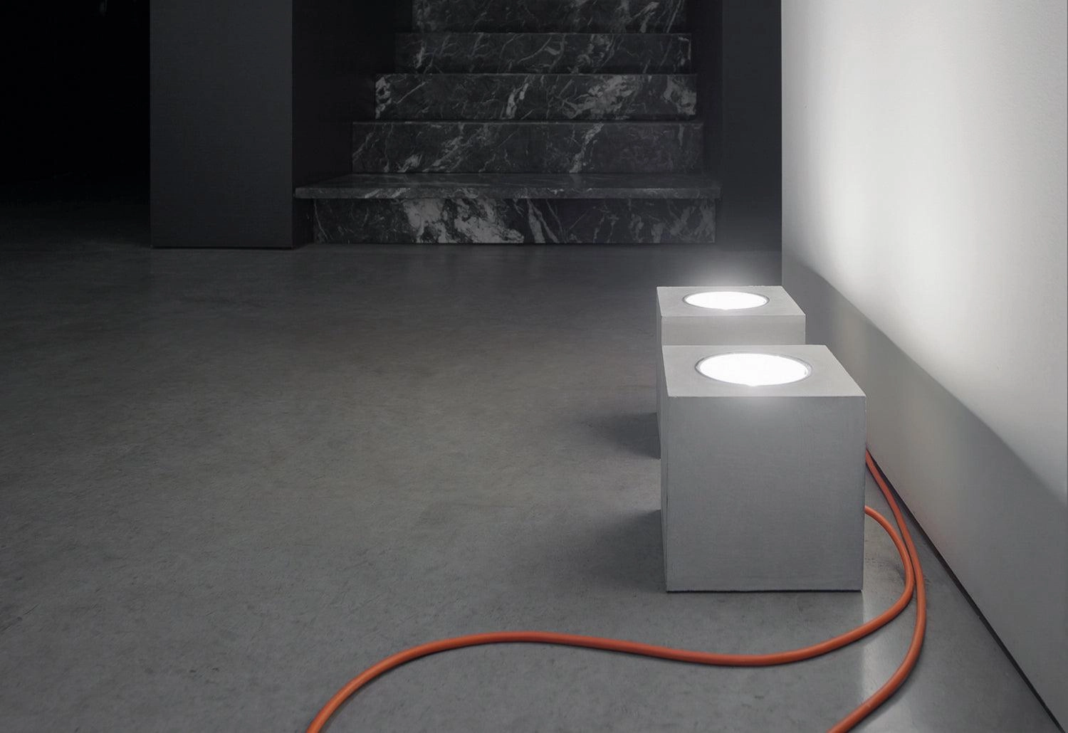 Q Outdoor Floor Light