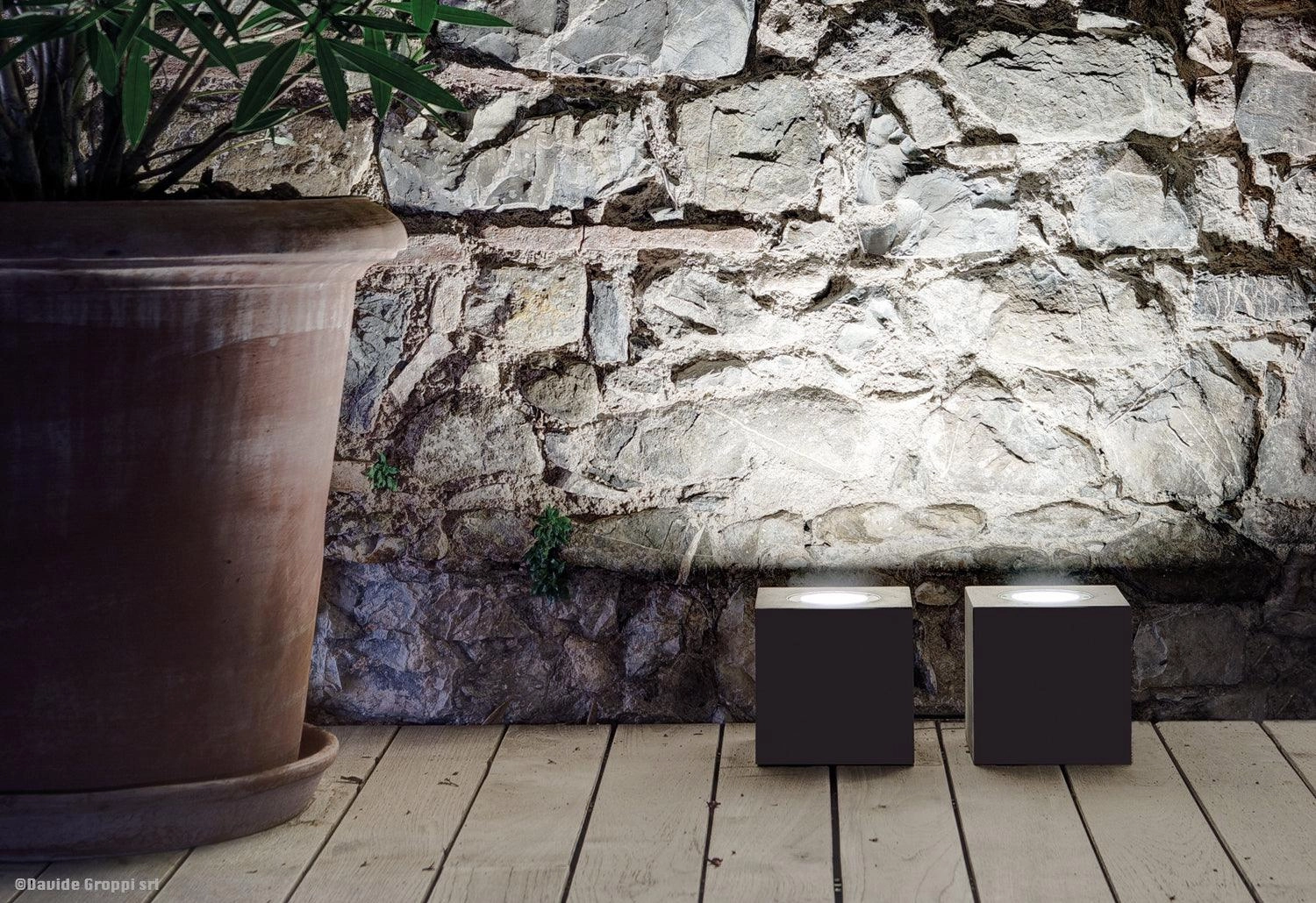 Q Outdoor Floor Light