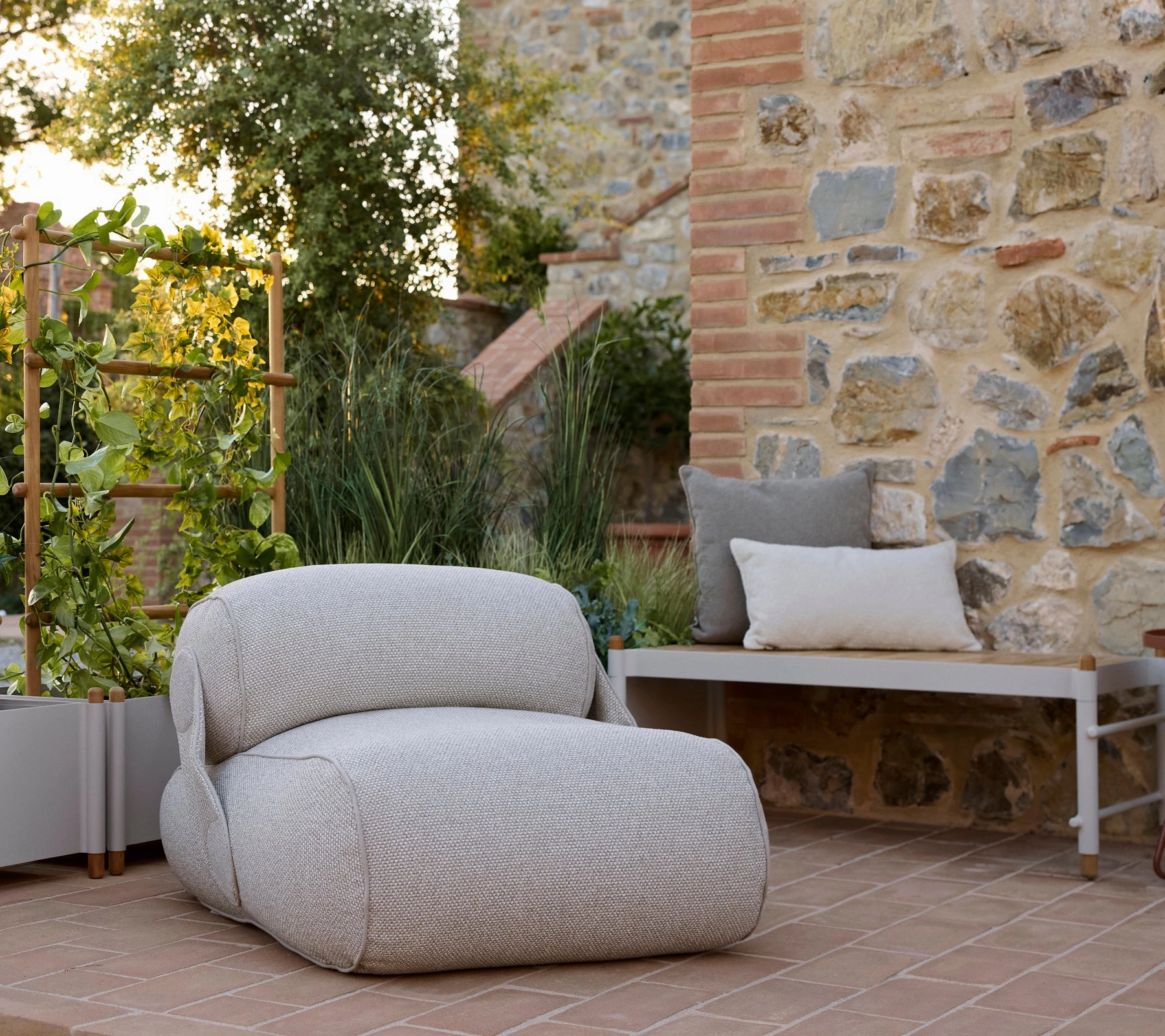 Sticks bench w/planter