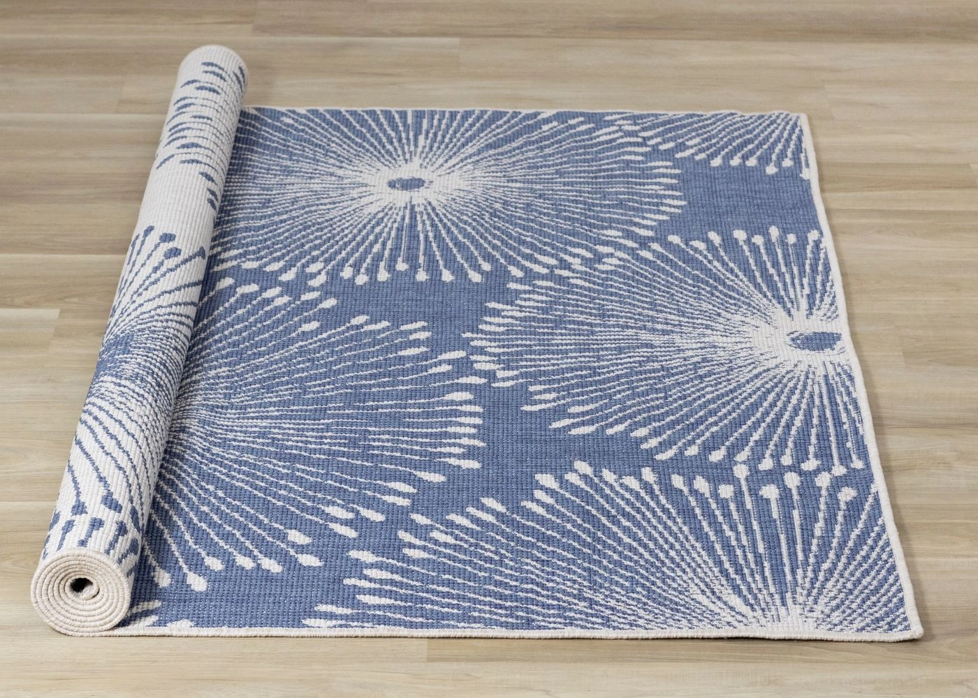 Summer Breeze 6'7" x 9'6" Outdoor Reversible Dandelion Wish Rug - Blue, White
