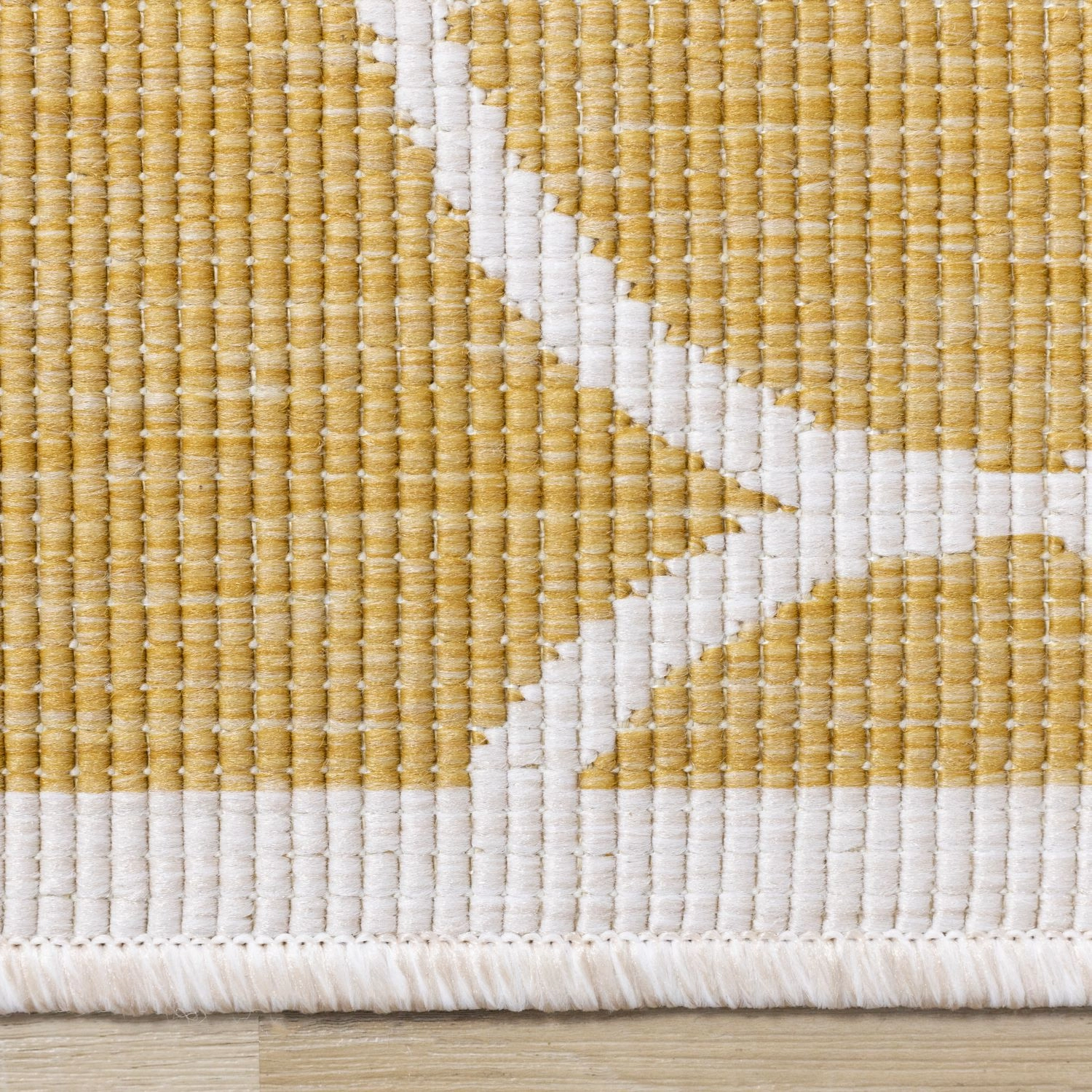 Summer Breeze 6'7" x 9'6" Outdoor Reversible Geometric Rug - Yellow, White