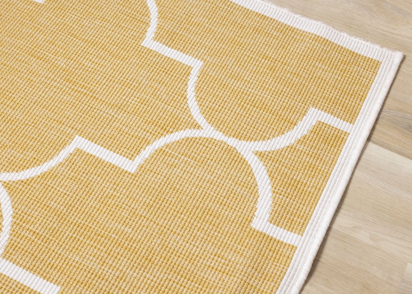 Summer Breeze 6'7" x 9'6" Outdoor Reversible Geometric Rug - Yellow, White