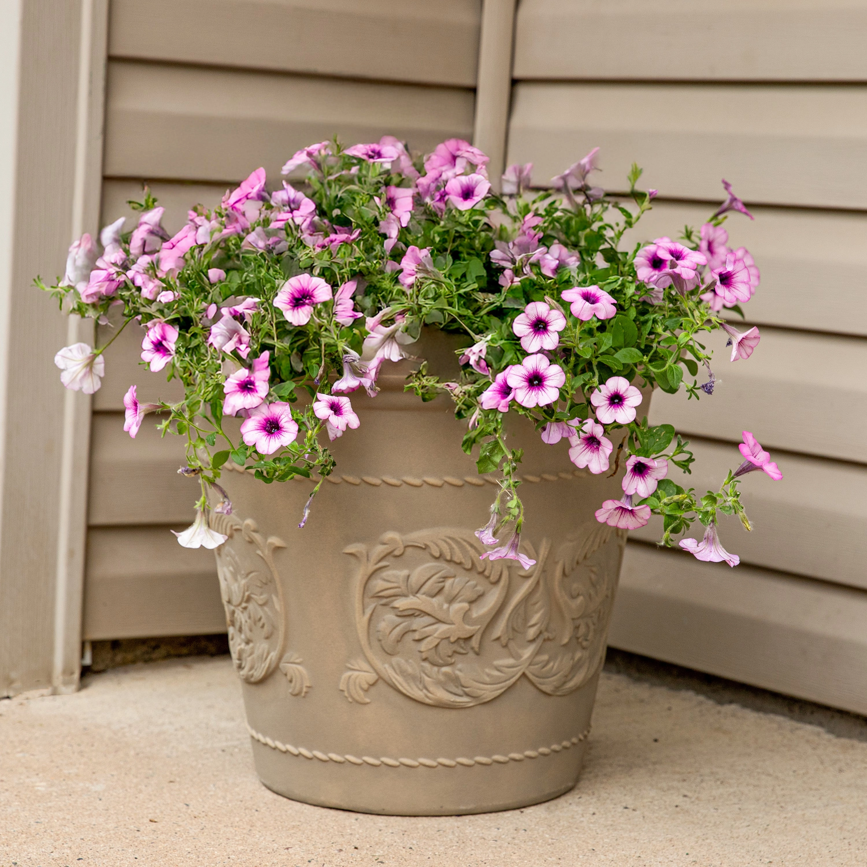 Sunnydaze Arabella Polyresin Outdoor Flowerpot Planter