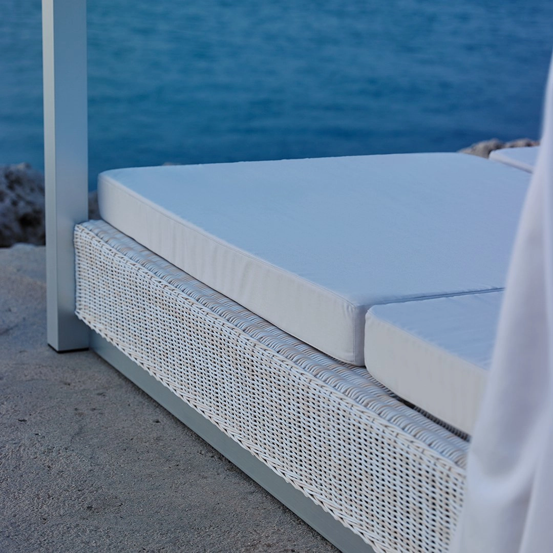 Sunset Sunbed w/ Curtain