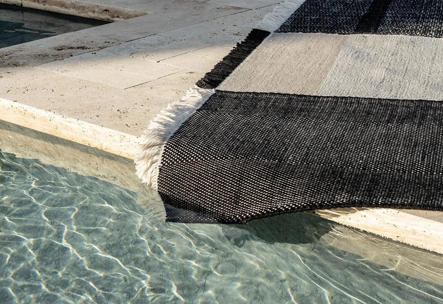 Tres Outdoor RugDurable outdoor patio accessories